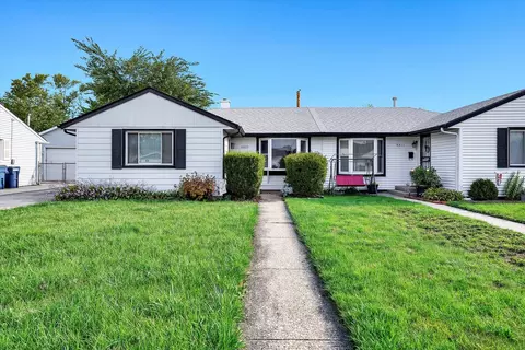 8809 S Kolmar Ave, Hometown, IL 60456