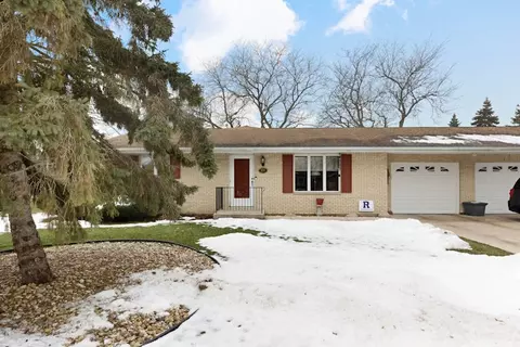 1210 Sunnymeade Dr, Rochelle, IL 61068
