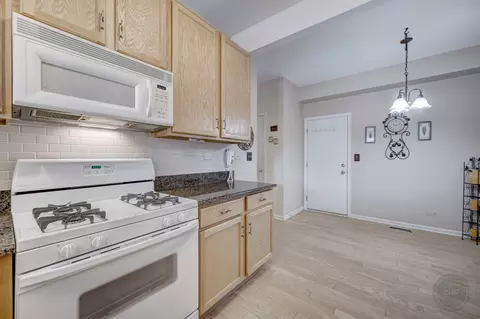 Kitchen - 2346 Reflections Dr #2346, Aurora, IL 60502 photo 5 of 6