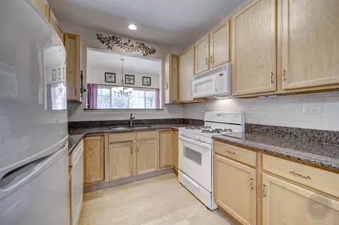 Kitchen - 2346 Reflections Dr #2346, Aurora, IL 60502 photo 4 of 6