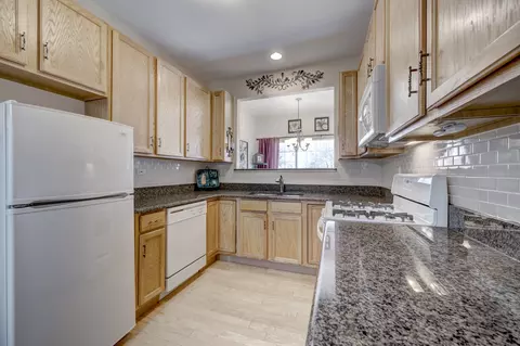 Kitchen - 2346 Reflections Dr #2346, Aurora, IL 60502 photo 3 of 6