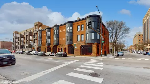 2952 N Halsted St #3, Chicago, IL 60657