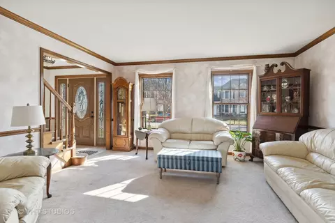 1069 Augustana Dr, Naperville, IL 60565 photo 2