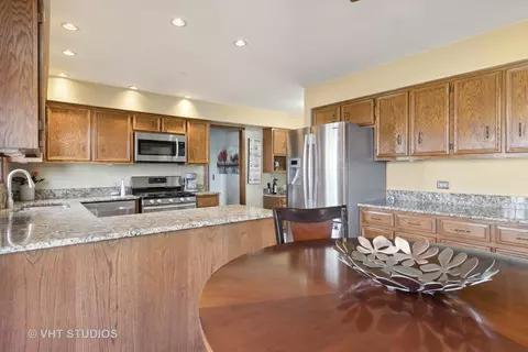 1069 Augustana Dr, Naperville, IL 60565 photo 3