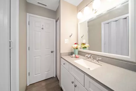 1601 Thames Ct #D, Wheaton, IL 60189 photo 13