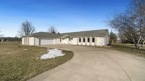 1646 Sir Lawrence Dr, Dixon, IL 61021