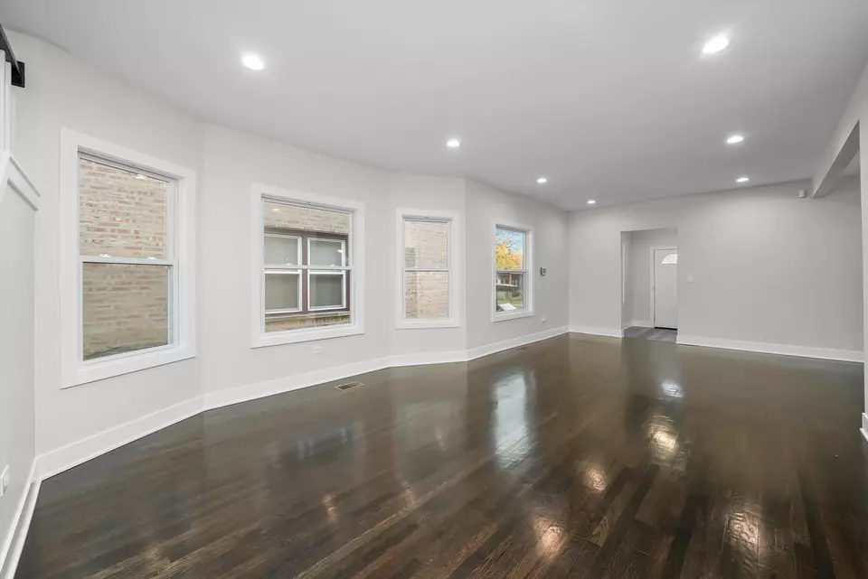 Living - 1215 N Menard Ave, Chicago, IL 60651 photo 3 of 4