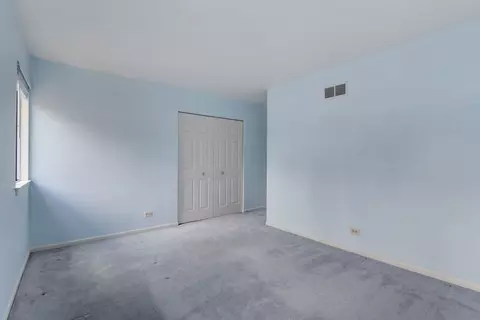 Bedroom - 401 Old Oak Cir, Algonquin, IL 60102 photo 1 of 2