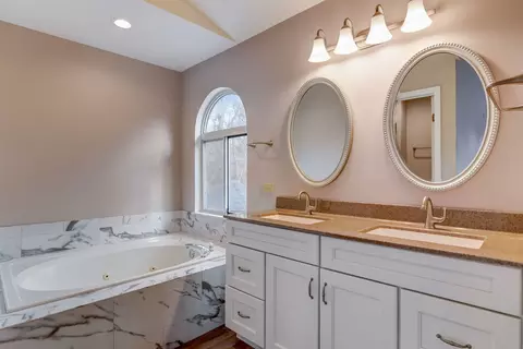 Bath - 401 Old Oak Cir, Algonquin, IL 60102 photo 2 of 5