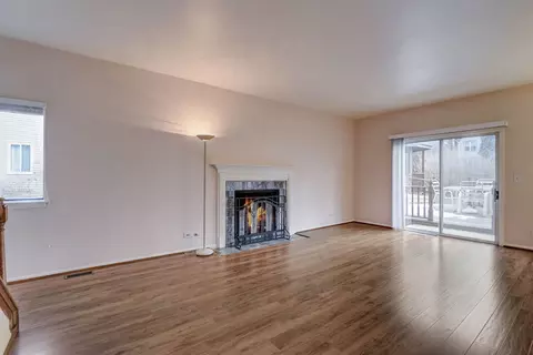 Living - 401 Old Oak Cir, Algonquin, IL 60102 photo 3 of 4