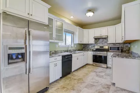 Kitchen - 401 Old Oak Cir, Algonquin, IL 60102 photo 2 of 2