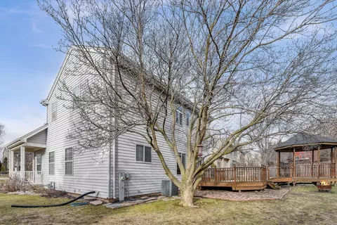 Exterior - 401 Old Oak Cir, Algonquin, IL 60102 photo 5 of 9