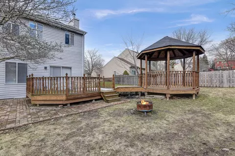 Exterior - 401 Old Oak Cir, Algonquin, IL 60102 photo 6 of 9