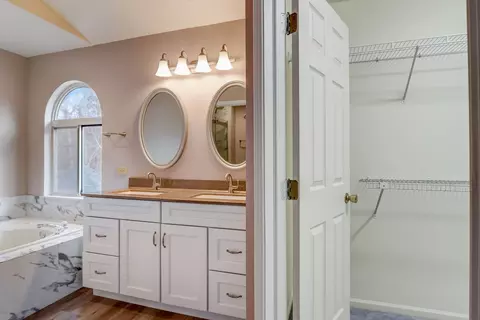 Bath - 401 Old Oak Cir, Algonquin, IL 60102 photo 3 of 5