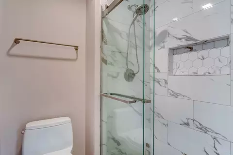 Bath - 401 Old Oak Cir, Algonquin, IL 60102 photo 4 of 5