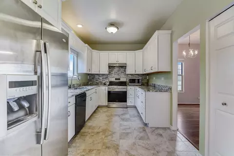 Kitchen - 401 Old Oak Cir, Algonquin, IL 60102 photo 1 of 2