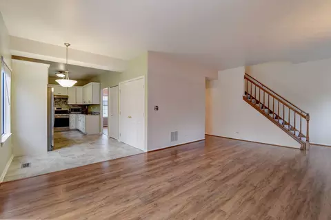 Living - 401 Old Oak Cir, Algonquin, IL 60102 photo 2 of 4