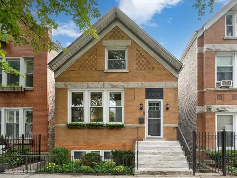 2245 W Charleston St, Chicago, IL 60647