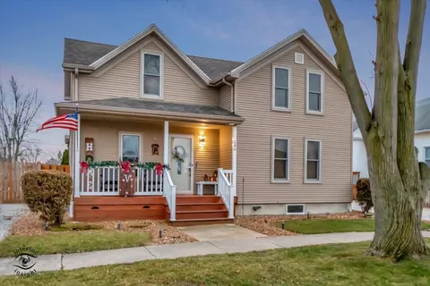 146 W Beaver St, Saint Anne, IL 60964
