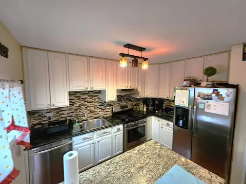 Kitchen - 1161 Hecker Ct, Elgin, IL 60120 photo 2 of 3