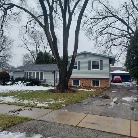 132 Oxford Rd, Bolingbrook, IL 60440