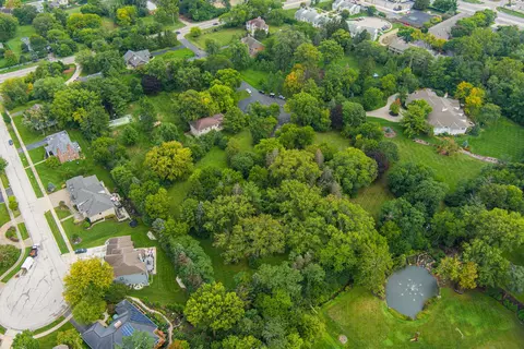 22 W128 Ahlstrand Rd, Glen Ellyn, IL 60137