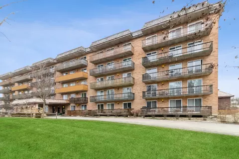 8025 Woodglen Ln #310, Downers Grove, IL 60516