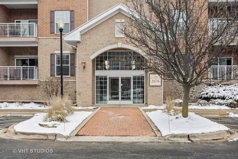 2676 Stone Cir #107, Geneva, IL 60134