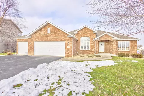383 Red Fox Dr, Davis Junction, IL 61020