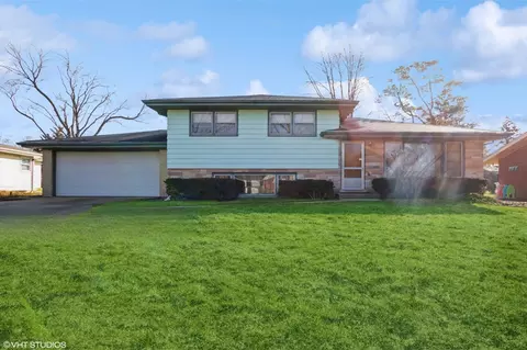 457 Pinecroft Dr, Roselle, IL 60172