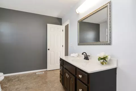 Bath - 2277 Elwood Ln, Normal, IL 61761 photo 5 of 9