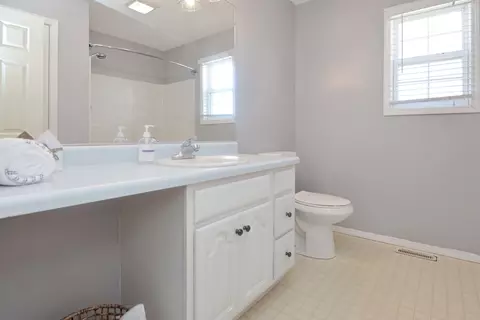 Bath - 2277 Elwood Ln, Normal, IL 61761 photo 6 of 9