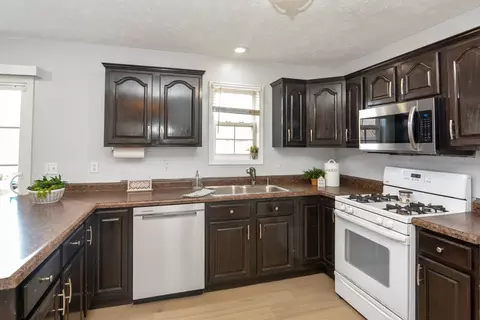 Kitchen - 2277 Elwood Ln, Normal, IL 61761 photo 4 of 11