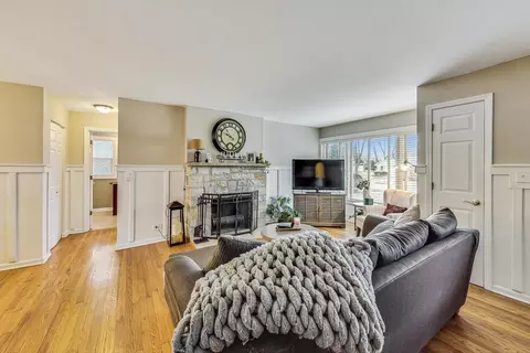 Living - 289 Park Ave, Wheeling, IL 60090 photo 3 of 5