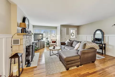 Living - 289 Park Ave, Wheeling, IL 60090 photo 1 of 5