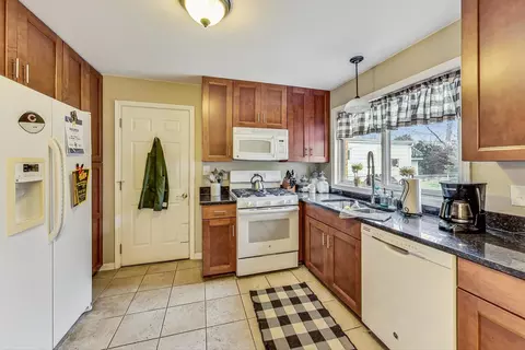 Kitchen - 289 Park Ave, Wheeling, IL 60090 photo 1 of 3