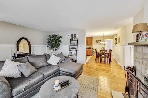 Living - 289 Park Ave, Wheeling, IL 60090 photo 2 of 5
