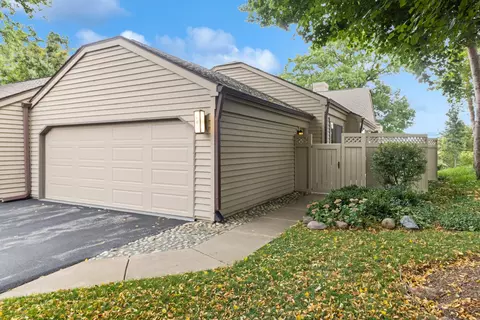 605 N Shoreline Rd, Lake Barrington, IL 60010