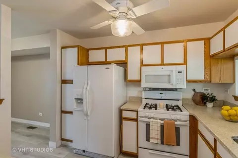 Kitchen - 2005 Waverly Ln #0, Algonquin, IL 60102 photo 2 of 2