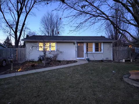 1504 Pawnee Rd, Carpentersville, IL 60110
