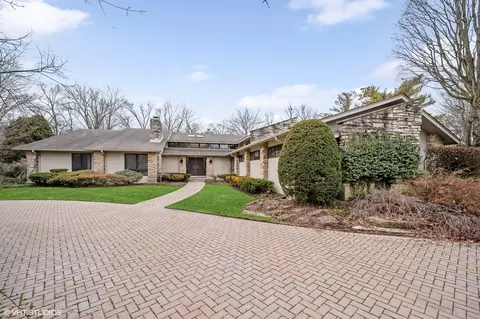 2350 Dorina Dr, Northfield, IL 60093