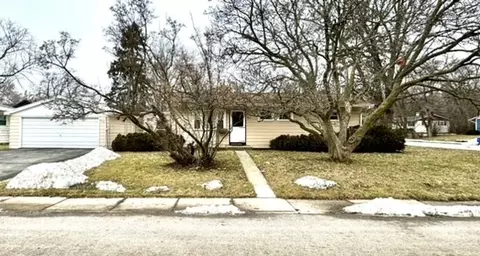 902 Chippewa Cir, Carpentersville, IL 60110