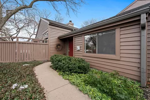 929 Shoreline Rd, Lake Barrington, IL 60010
