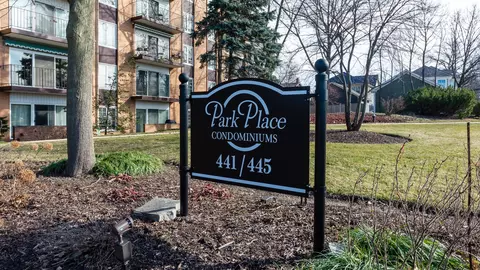 441 N Park Blvd #2A, Glen Ellyn, IL 60137