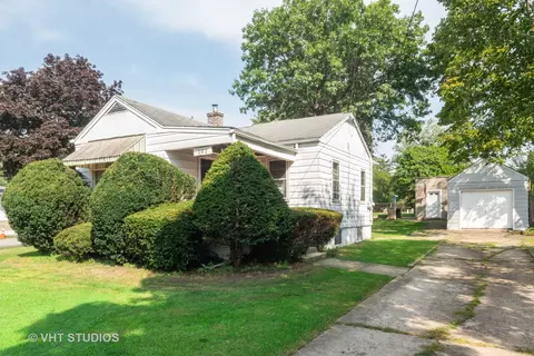 102 E 56th St, Westmont, IL 60559