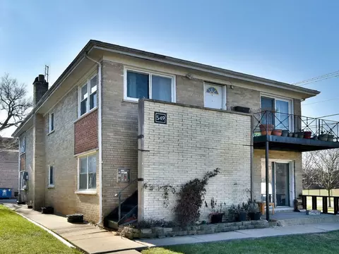 549 Green Oaks Ct E, Addison, IL 60101
