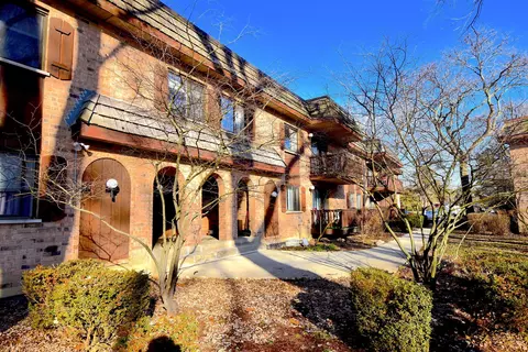 7920 Woodglen Ln #201, Downers Grove, IL 60516