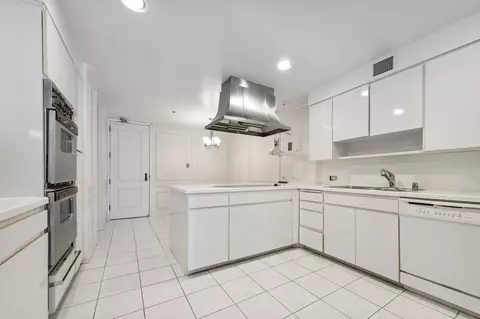 180 E Pearson St #7002, Chicago, IL 60611 photo 7