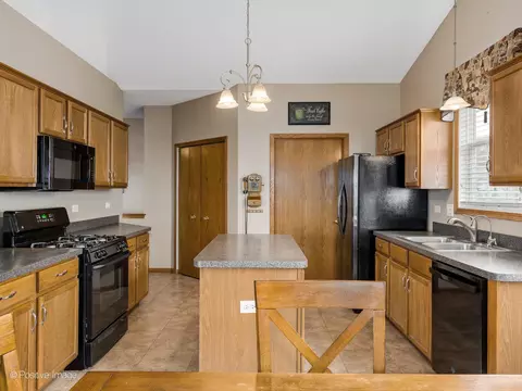 Kitchen - 17224 Como Ave, Lockport, IL 60441 photo 2 of 4