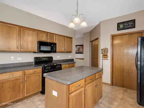 Kitchen - 17224 Como Ave, Lockport, IL 60441 photo 3 of 4